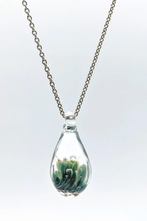 Collier sautoir “goutte de verre”, orné d’un pendentif en verre aux motifs floraux.