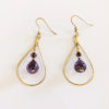 Boucles d’oreilles “goutte grenat”, perles de verre et fil d'acier plaqué or doré