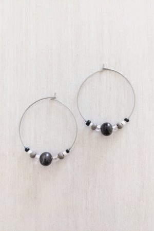 Paire de boucles d'oreilles créoles - perles de verre de Murano - Made In France. Coloris noir et blanc