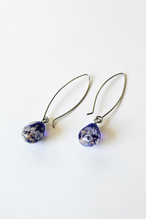 Boucle d'oreilles goutte de verre bleu cobalt et bulles d'air.