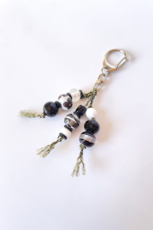 Bijou de sac et porte-clés en perles de verre de Murano noir et blanc avec mousqueton, accessoire artisanal fait main