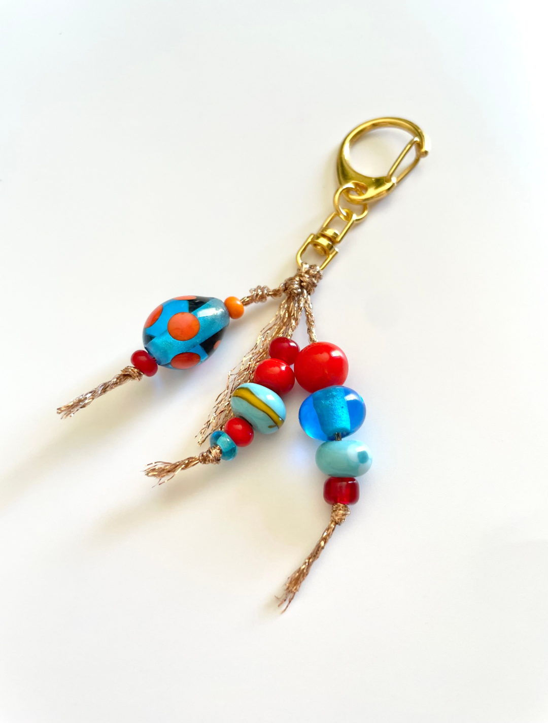 Bijou de sac et porte-clés en perles de verre de Murano bleu et rouge avec mousqueton, accessoire artisanal fait main