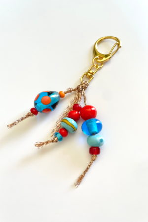 Bijou de sac et porte-clés en perles de verre de Murano bleu et rouge avec mousqueton, accessoire artisanal fait main