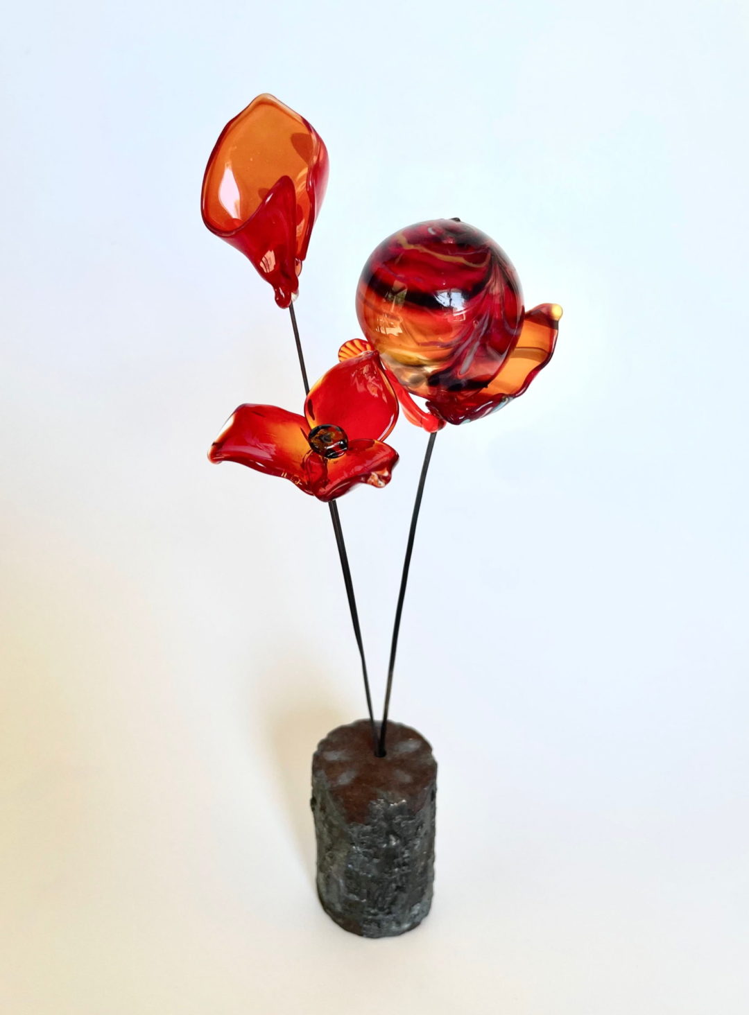 Sculpture artisanale en verre soufflé de Murano représentant trois fleurs rouges, création unique réalisée au chalumeau