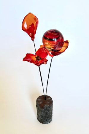 Sculpture artisanale en verre soufflé de Murano représentant trois fleurs rouges, création unique réalisée au chalumeau