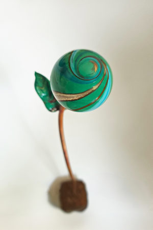 Sculpture artisanale d’une fleur verte en verre soufflé de Murano sur support en métal sculpté, pièce unique réalisée au chalumeau
