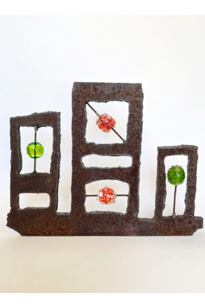 Sculpture contemporaine en métal recyclé et verre de Murano façonnée à la main.