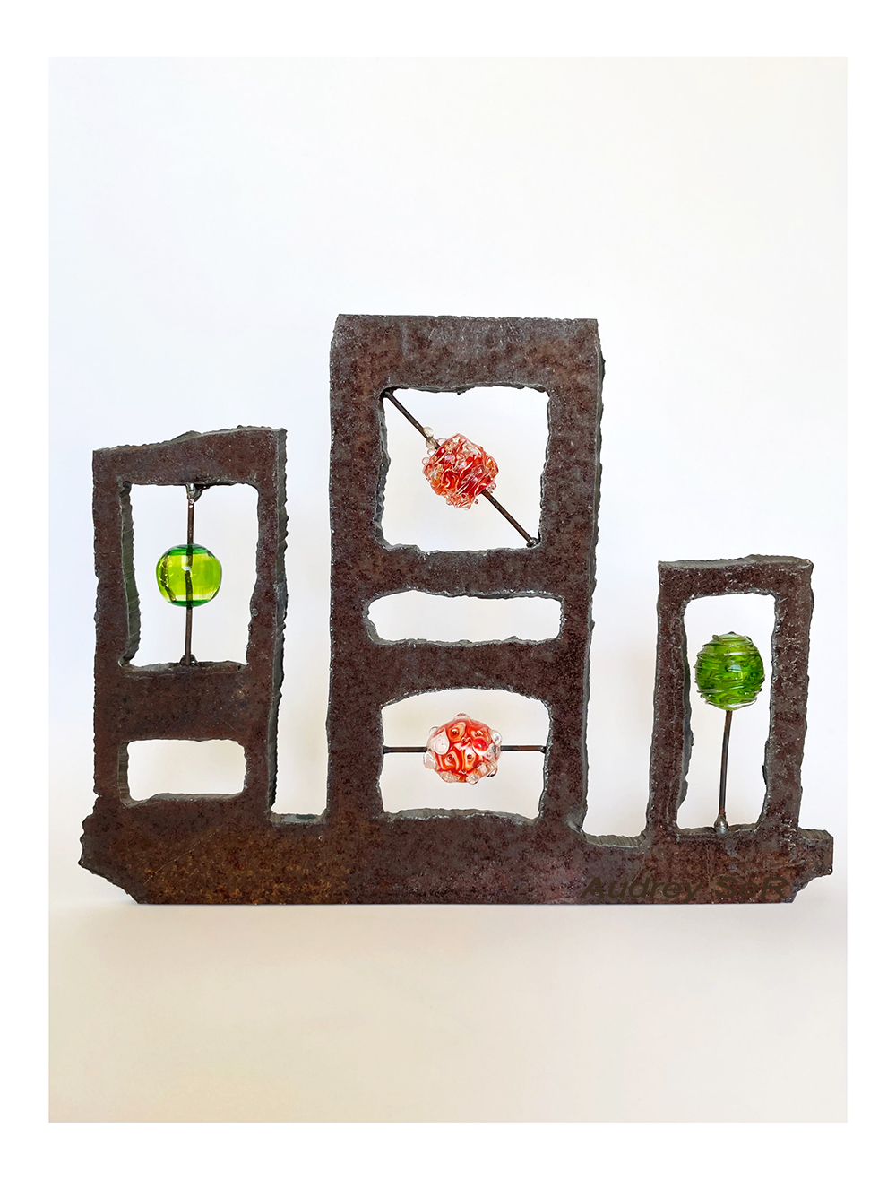 Sculpture contemporaine en métal recyclé et verre de Murano façonnée à la main.