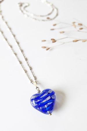 Sautoir long avec pendentif cœur filigrane bleu Majorelle en verre de Murano façonné à la main